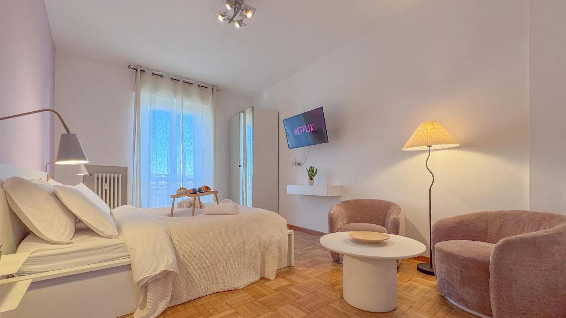 Spacious Apartment With Romantic Balcony And 2 Bathrooms location